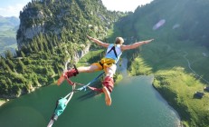 九游娱乐官方-英超争冠之夜，当舞台灯光亮起，莫德里奇为何越大越强？