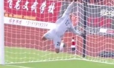 九游体育APP下载-比赛中球员斩获帽子戏法，引发媒体关注