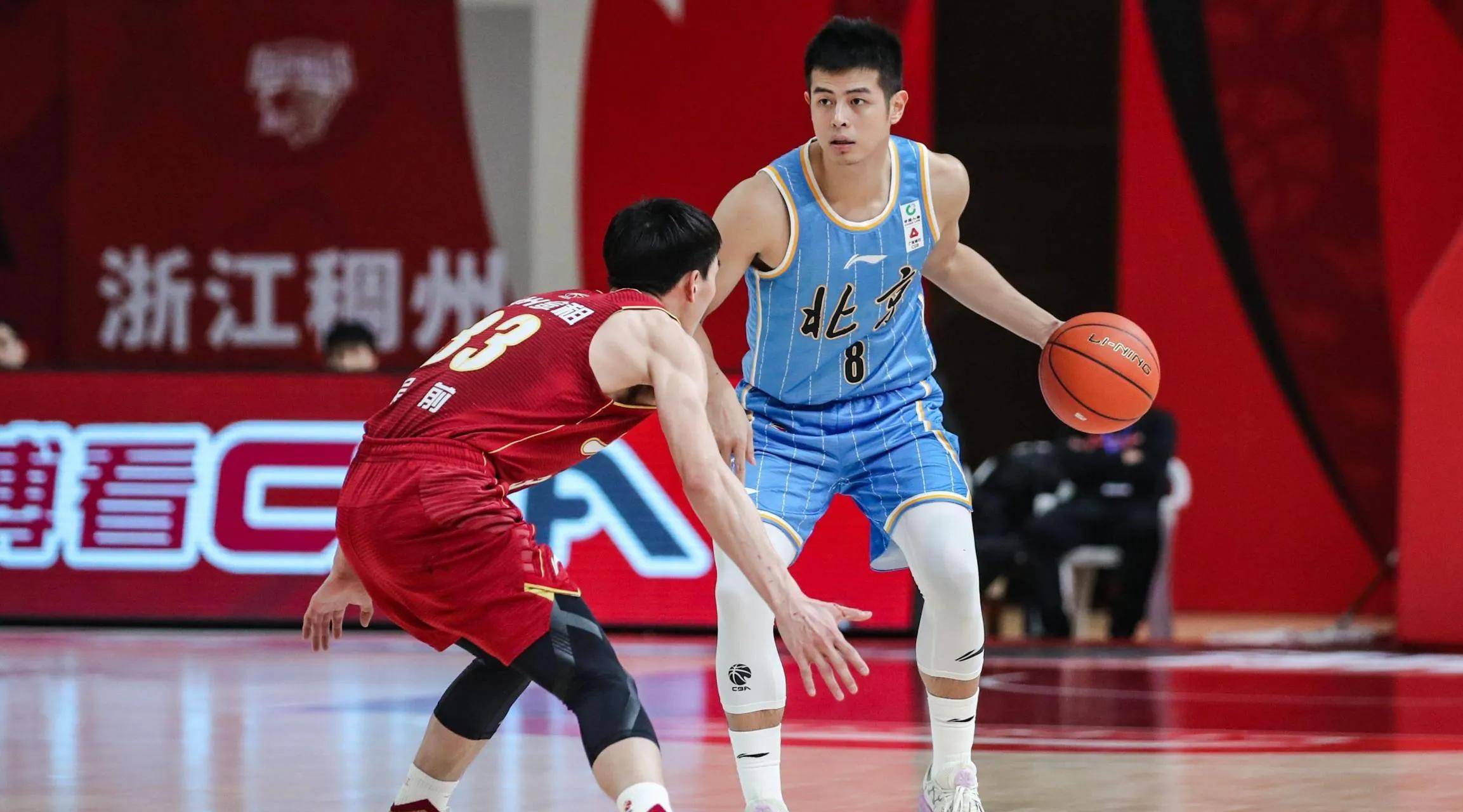 强队对决,篮球场上悬念重重 强队对决,篮球场上悬念重重