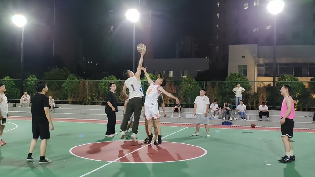 体育场上互相战胜,友谊与竞技并存 体育场上互相战胜,友谊与竞技并存