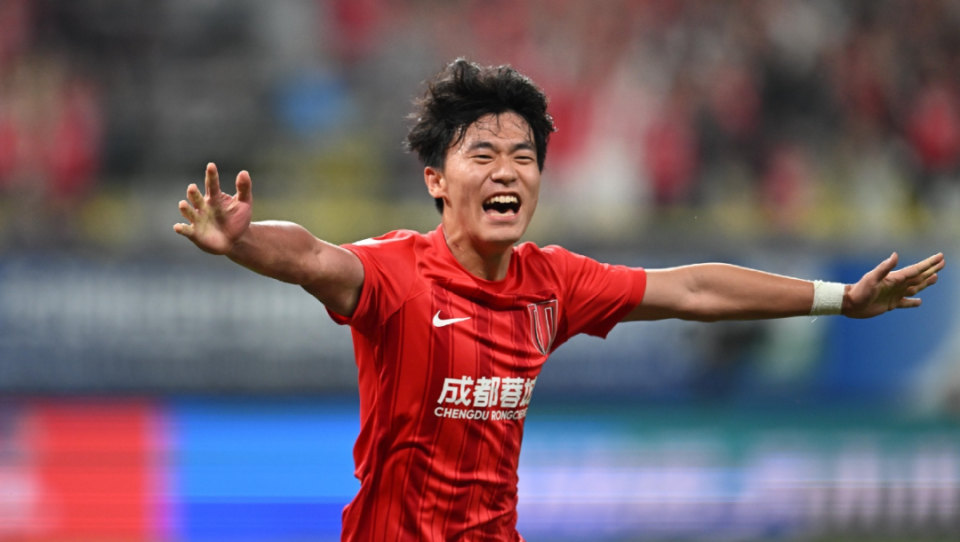 中超传奇球员发挥出色,助球队跻身前列 中超传奇球员发挥出色,助球队跻身前列