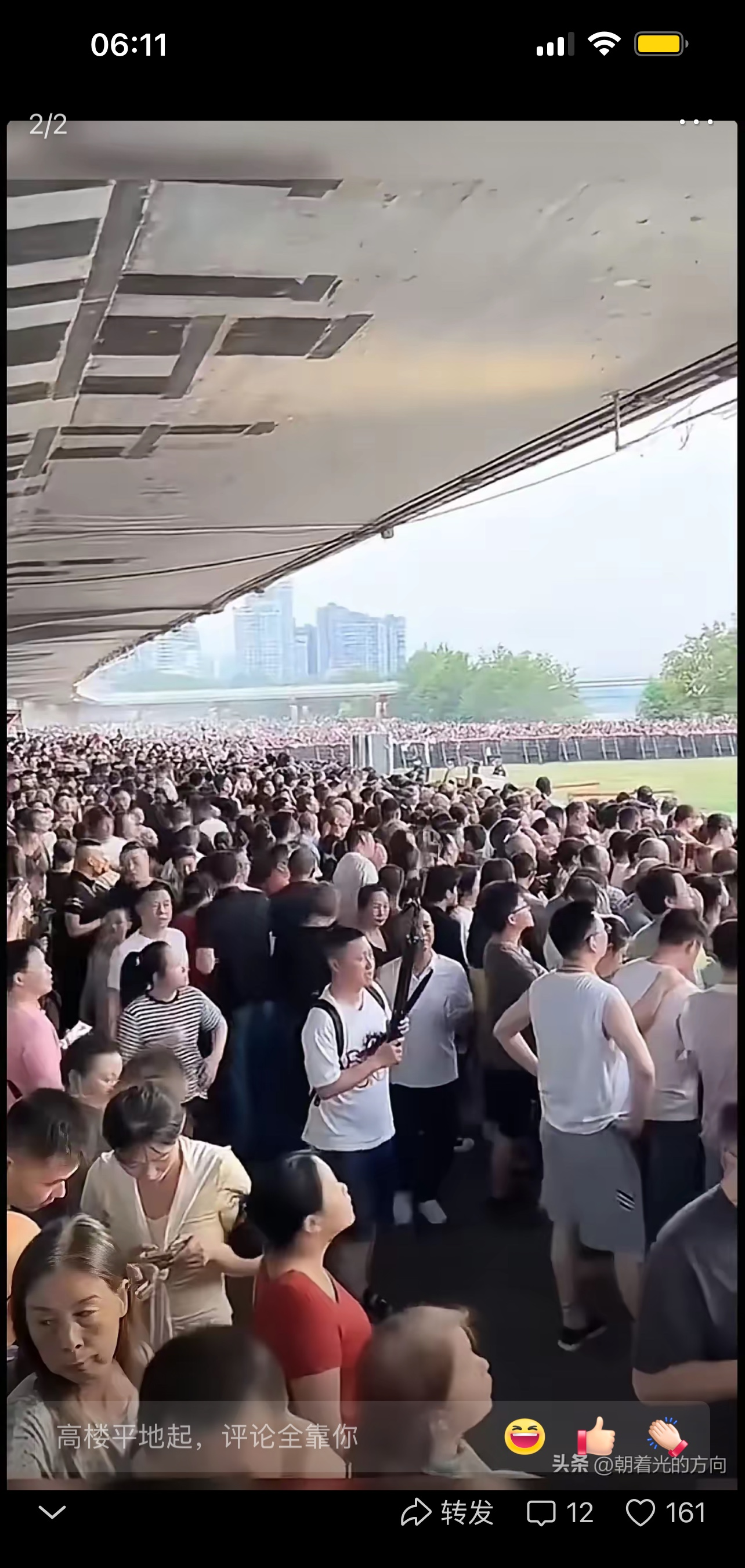 场上冲锋陷阵,场下观众欢呼,掌声雷动的简单介绍 场上冲锋陷阵,场下观众欢呼,掌声雷动的简单介绍