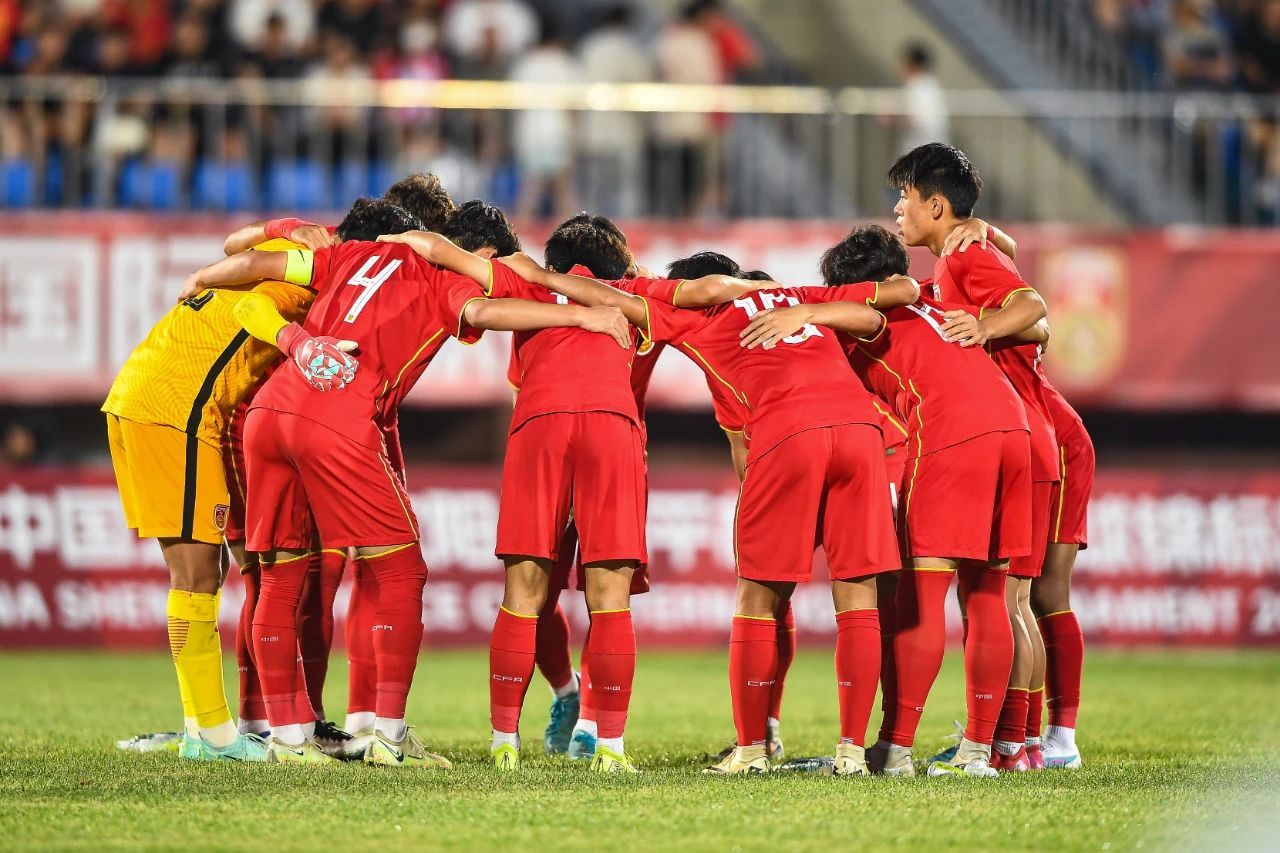 包含足球赛场上球队团结合作力争晋级的词条