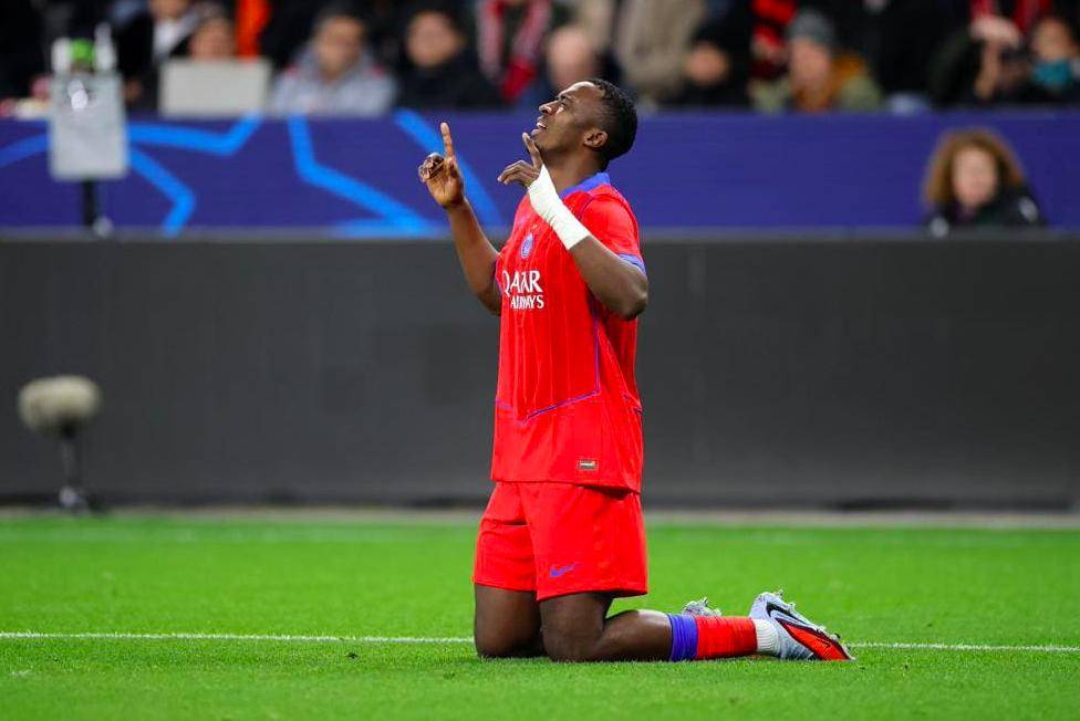 勒沃库森防守失误，错失夺冠机会的简单介绍